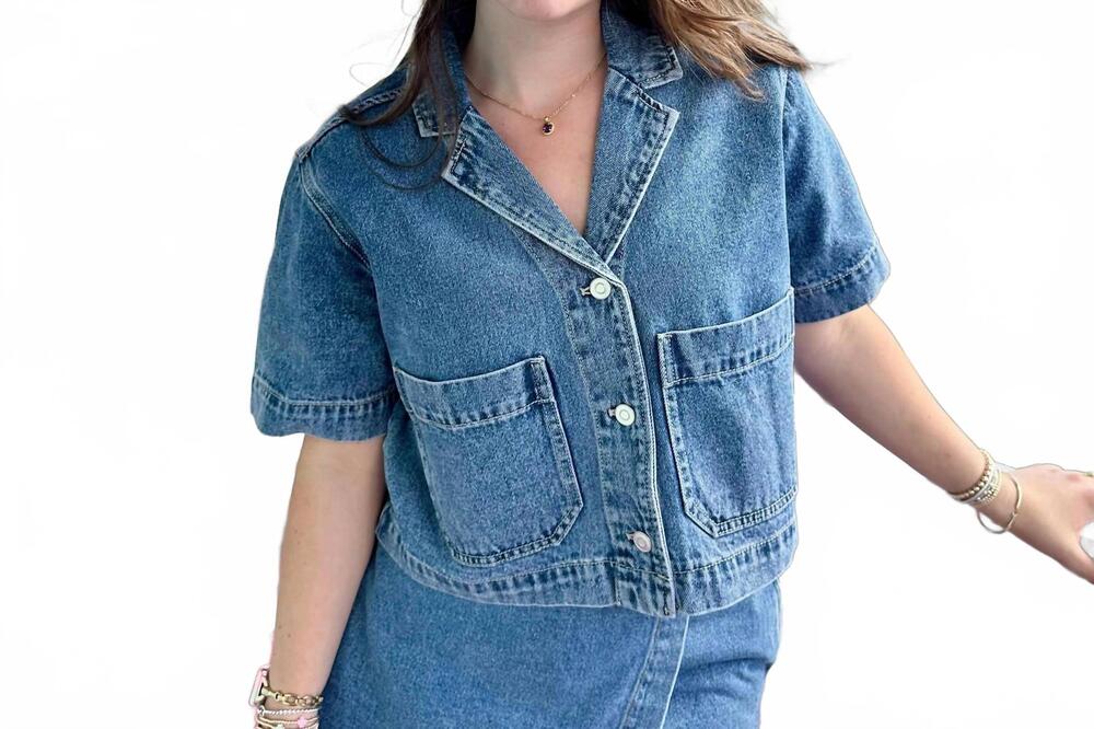 NEW ELAN women's boxy denim button down in blue